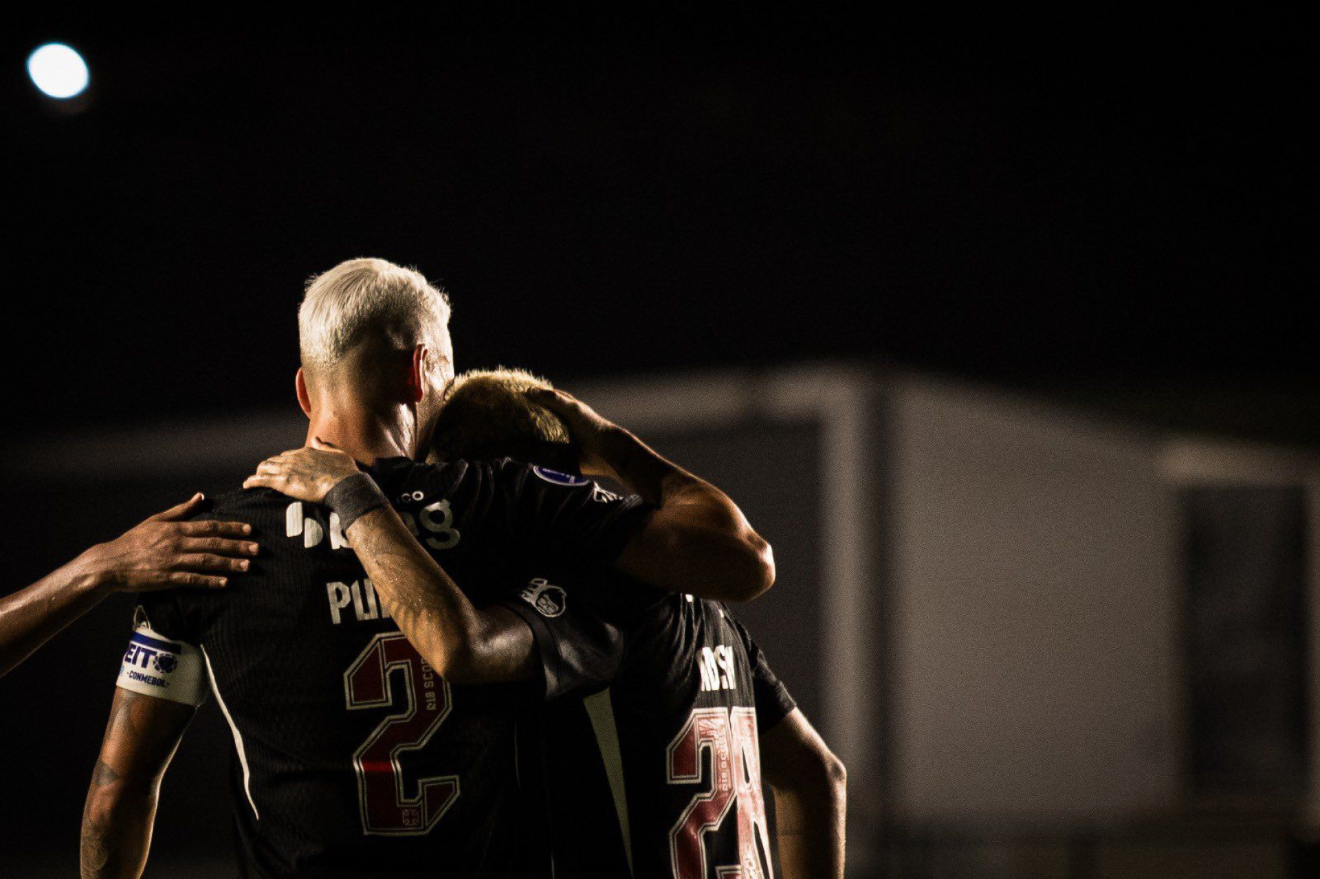 Puma Rodr&iacute;guez e Adson comemoram gol do Vasco sobre o Olimpia, em S&atilde;o Janu&aacute;rio - Dikran Sahagian / Vasco