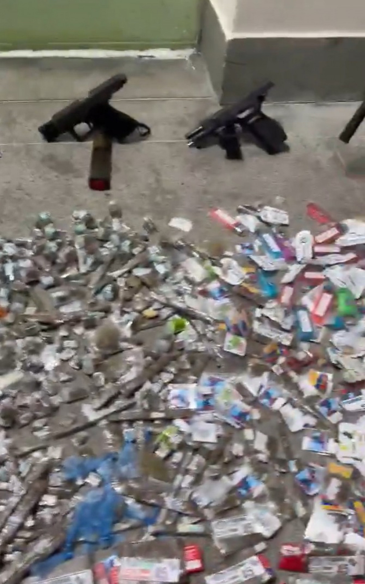Dupla com armas e drogas fica ferida em confronto com a PM na Taquara