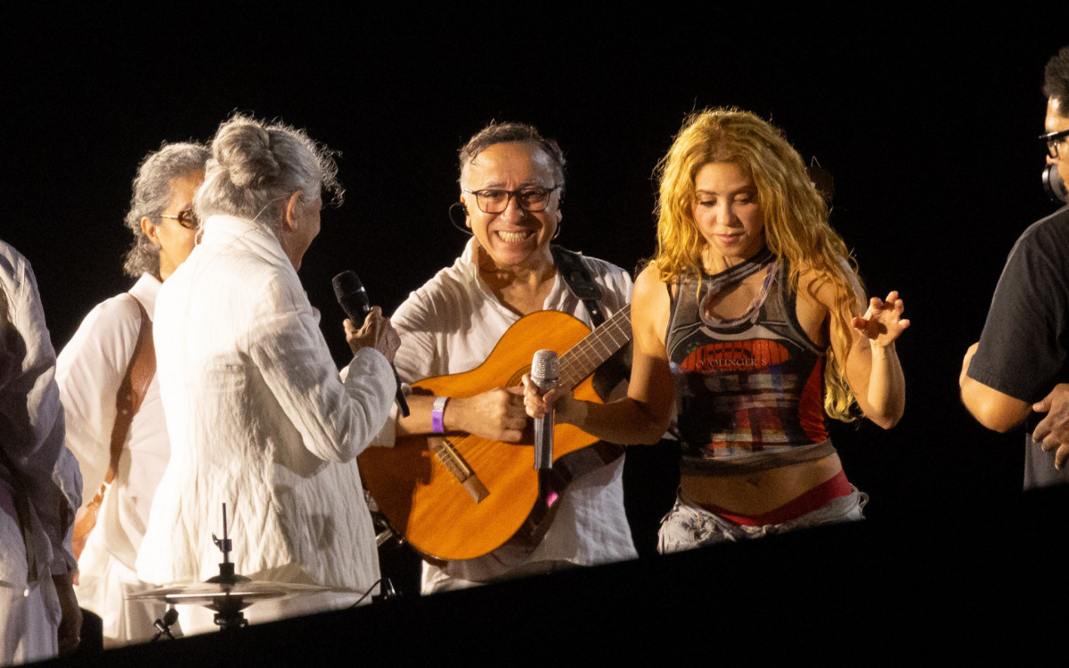 Maria Bethânia deve participar do megashow de Shakira em Copacabana  -  Brazil News