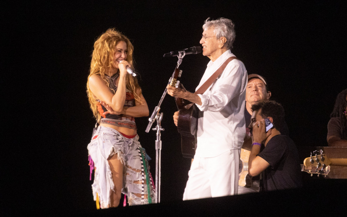 Shakira e Caetano Veloso cantaram a música \'Leãozinho\'