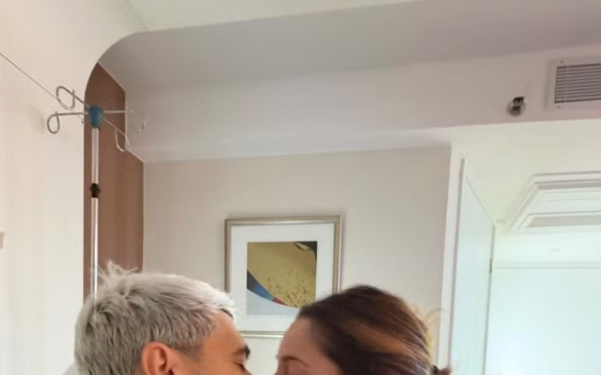 Arrascaeta publica foto com esposa no hospital