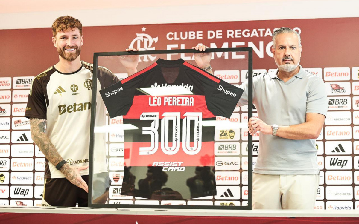 L&eacute;o Pereira ganhou uma camisa de presente das m&atilde;os do diretor de futebol Jos&eacute; Boto