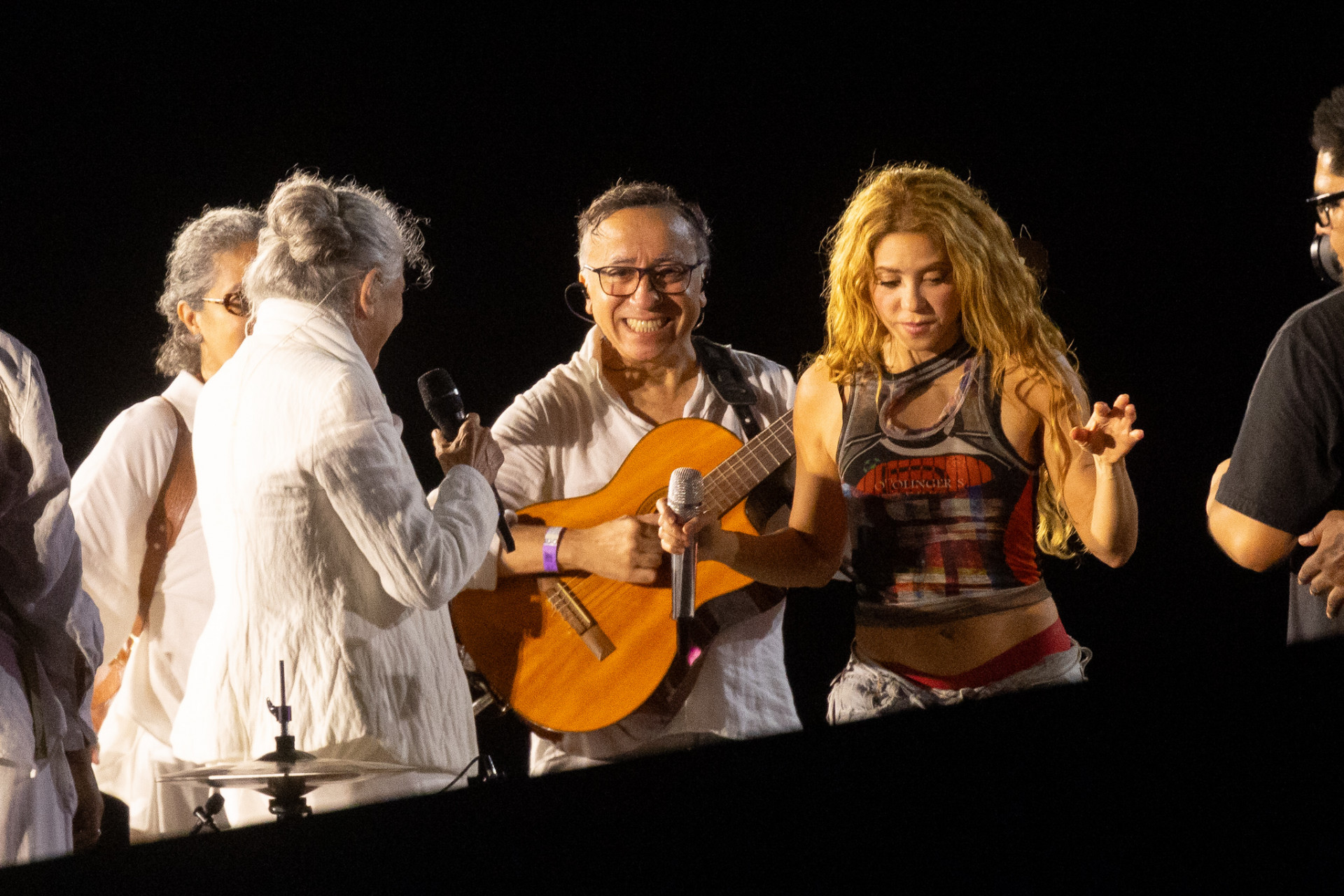 Maria Bethânia deve participar do megashow de Shakira em Copacabana  -  Brazil News