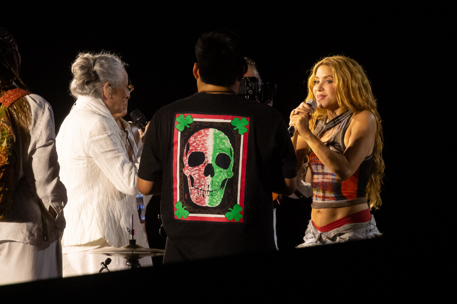 Maria Bethânia ensaia com Shakira na praia de Copacabana  -  Brazil News