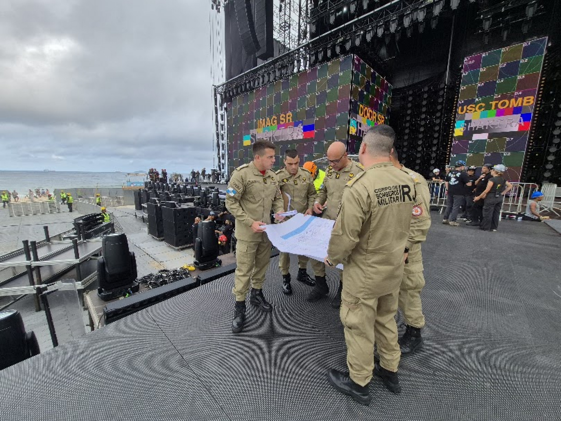 Bombeiros vistoriam estruturas para show de Shakira em Copacabana
