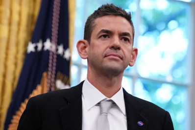 Trump zomba de aparência de diretor da Nasa: 'Super audição'