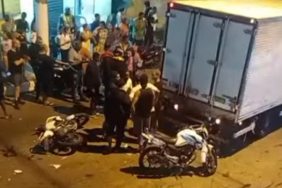 Acidente entre moto e caminhão deixa homem morto e um ferido em Niterói