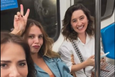 Leticia Colin pega metrô com as amigas para fugir do trânsito: 'Todo mundo no Rio mesmo'
