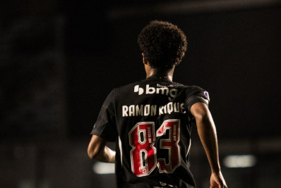 Ramon Rique celebra estreia pelo profissional no Vasco