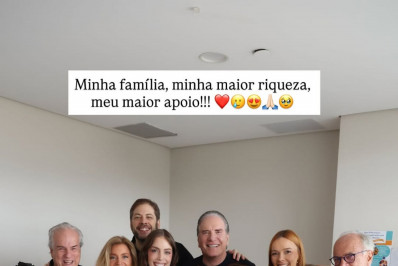 Fabiana Justus é surpreendida após última sessão de quimioterapia