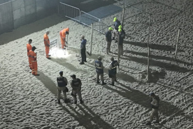 Agentes encontram garrafas escondidas na faixa de areia próximo ao palco do show da Shakira