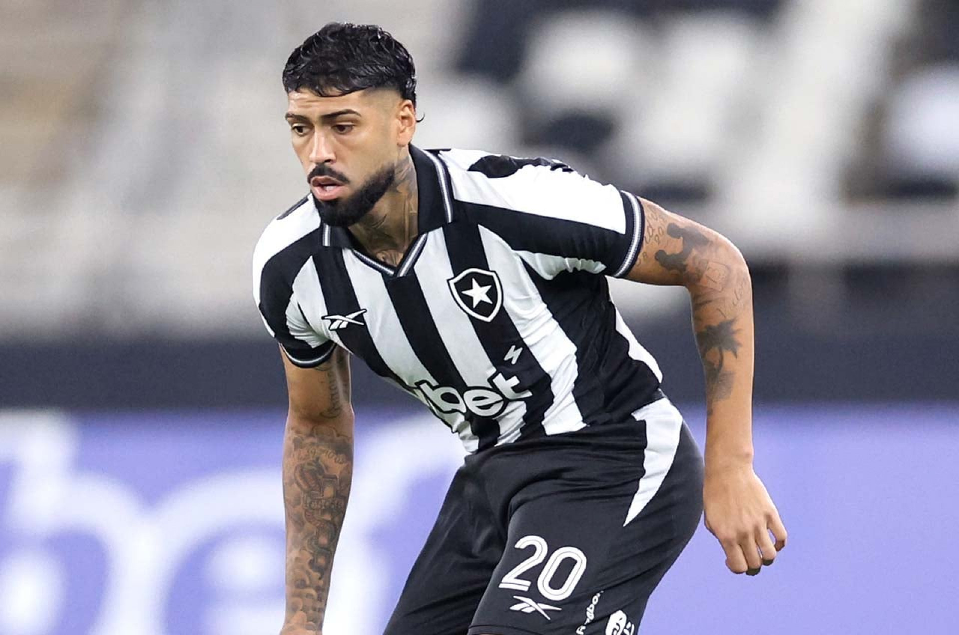 Em negocia&ccedil;&otilde;es com o Palmeiras, Barboza fica fora de relacionados do Botafogo