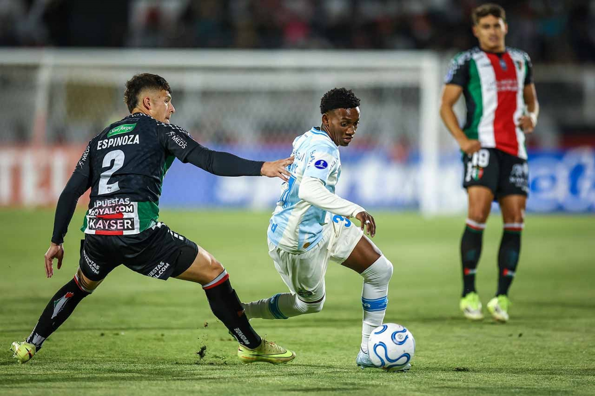 Arthur sofre nova les&atilde;o e vira d&uacute;vida para sequ&ecirc;ncia decisiva do Gr&ecirc;mio