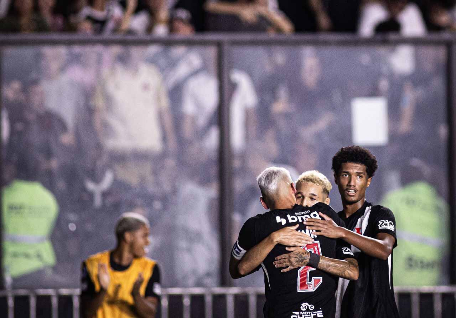 Renato Ga&uacute;cho amplia leque no Vasco com Ramon Rique