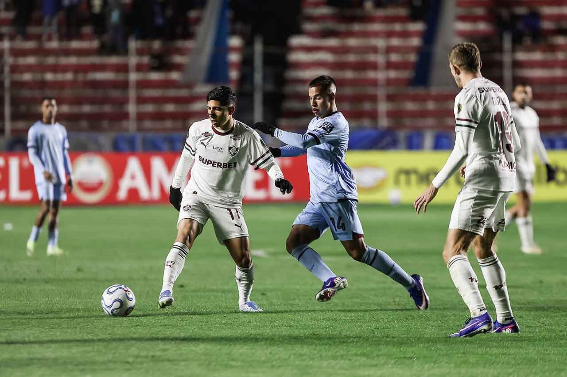 Lateral do Fluminense revela falha de estrat&eacute;gia da equipe em derrota na Libertadores