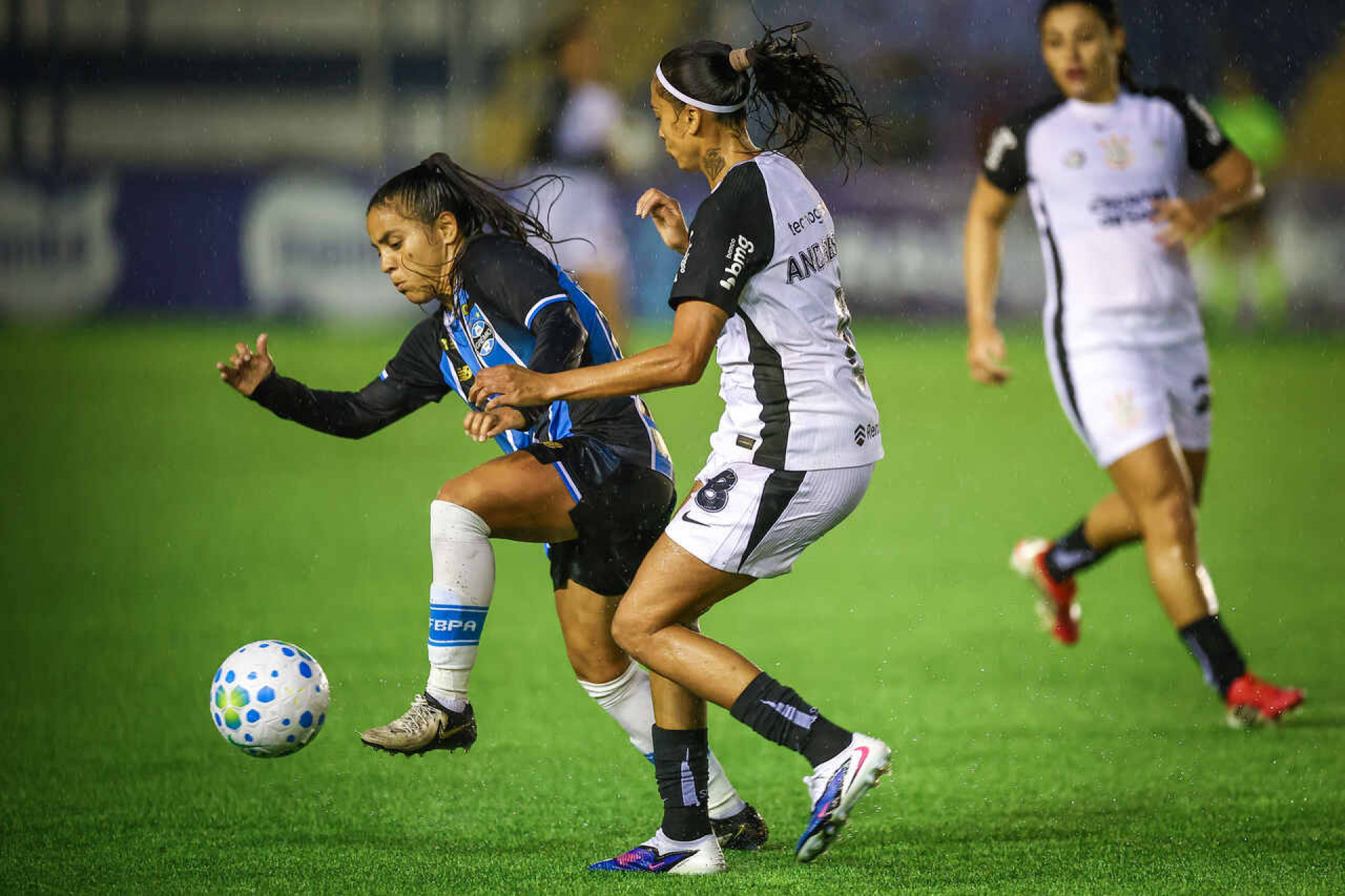Sob chuva, Corinthians vence Gr&ecirc;mio e dispara na lideran&ccedil;a do Brasileir&atilde;o Feminino
