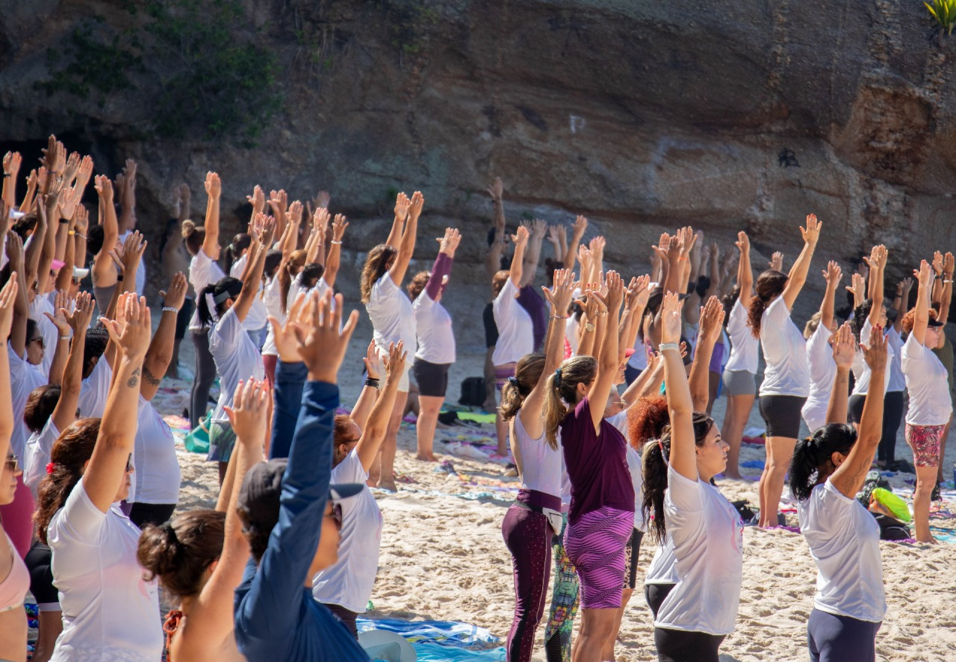 Yoga na Praia celebra o Dia das Mães com aula especial na Praia da Boa Viagem