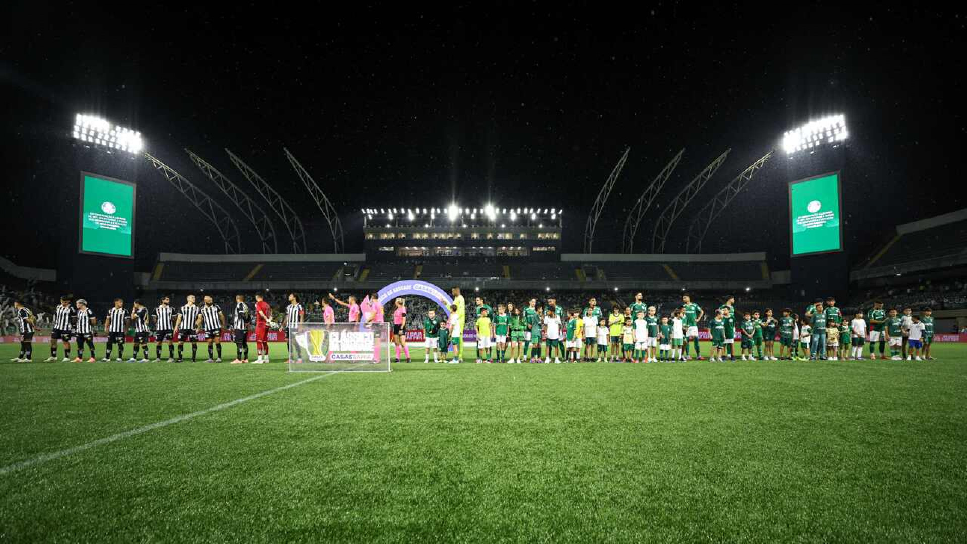 Palmeiras defende invencibilidade em cl&aacute;ssicos e lideran&ccedil;a diante do Santos