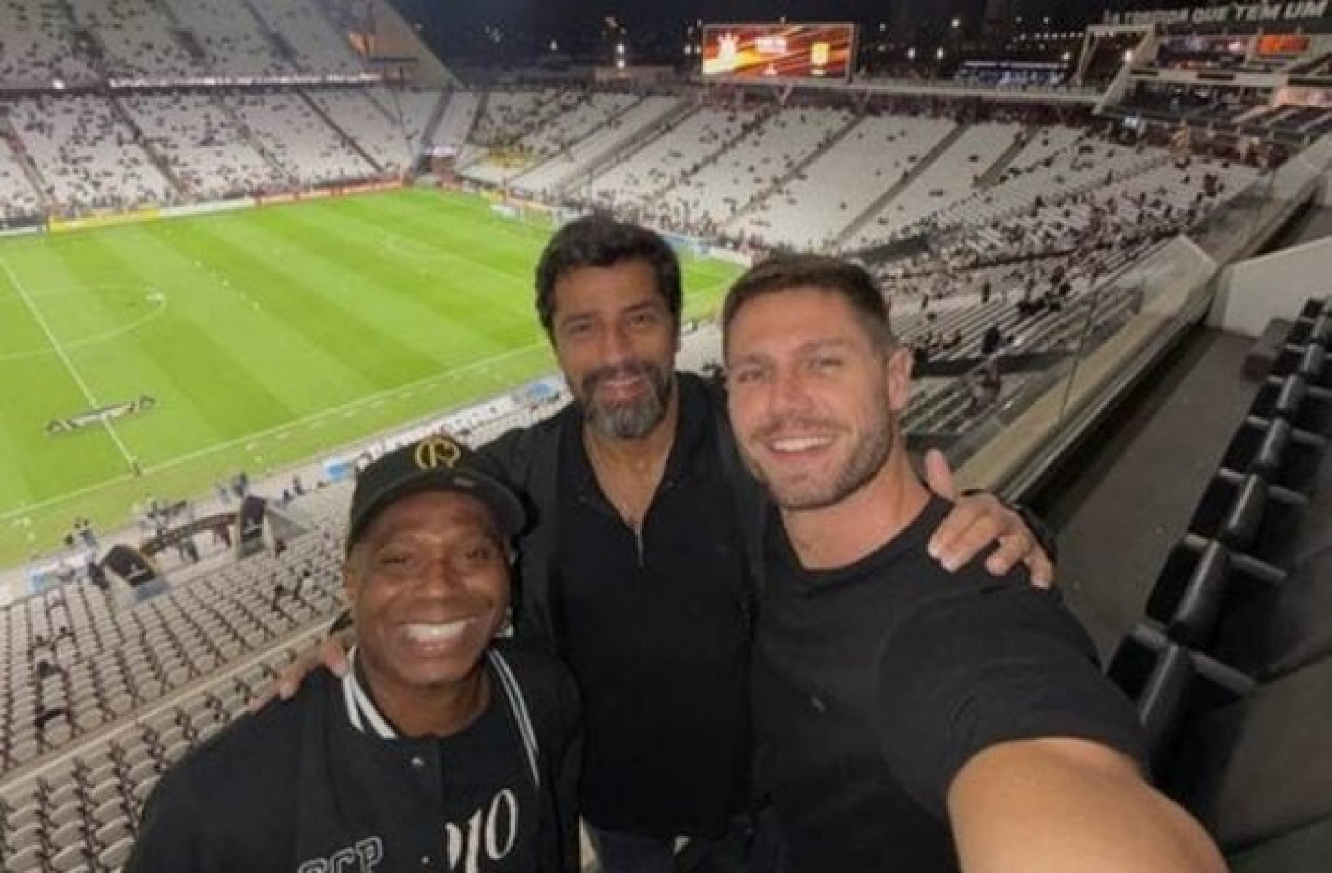Promessa de BBB! Ed&iacute;lson Capetinha leva ex-participantes ao jogo do Corinthians