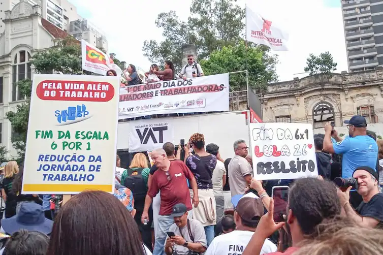 Manifestação em SP pede fim da escala 6x1 e ações contra o feminicídio
