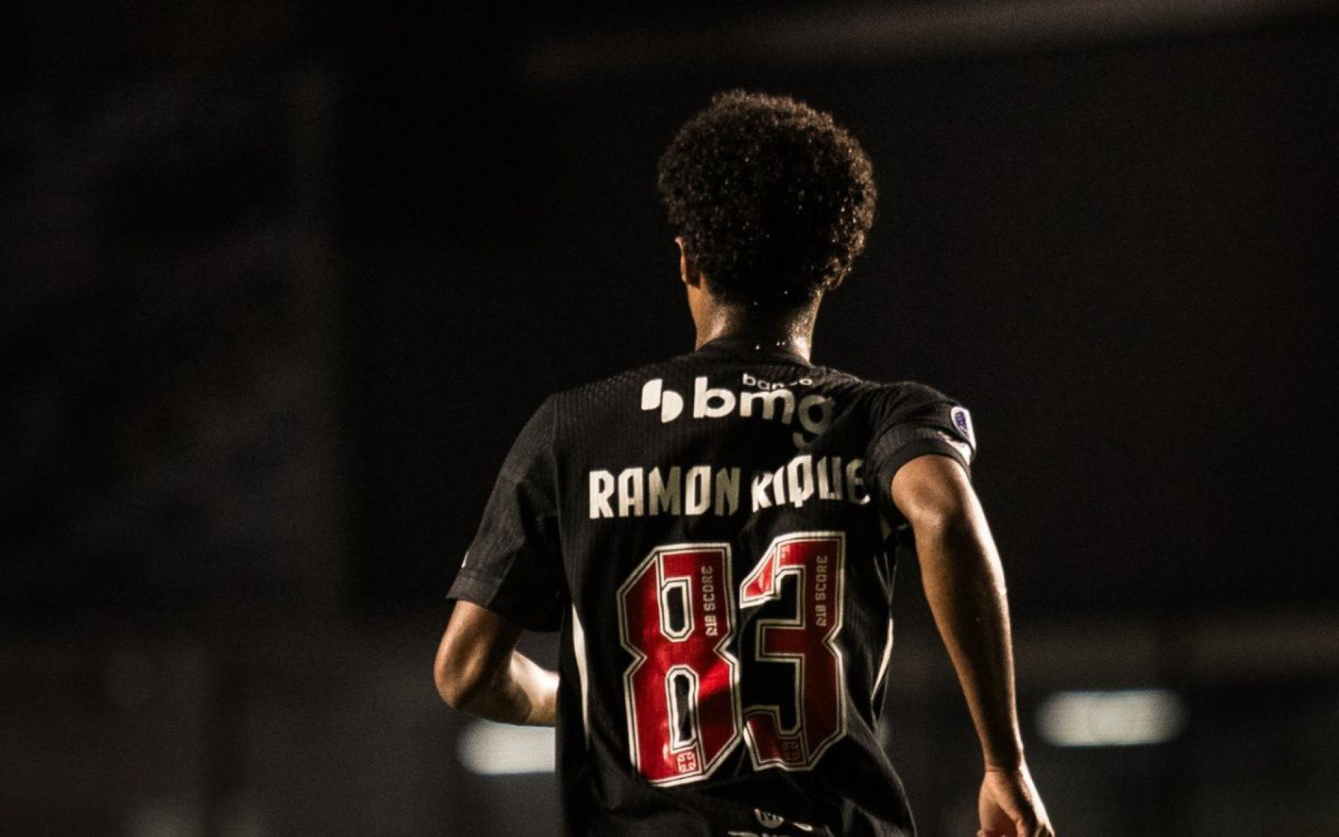 Ramon Rique celebra estreia pelo profissional no Vasco: 'Sonho realizado'