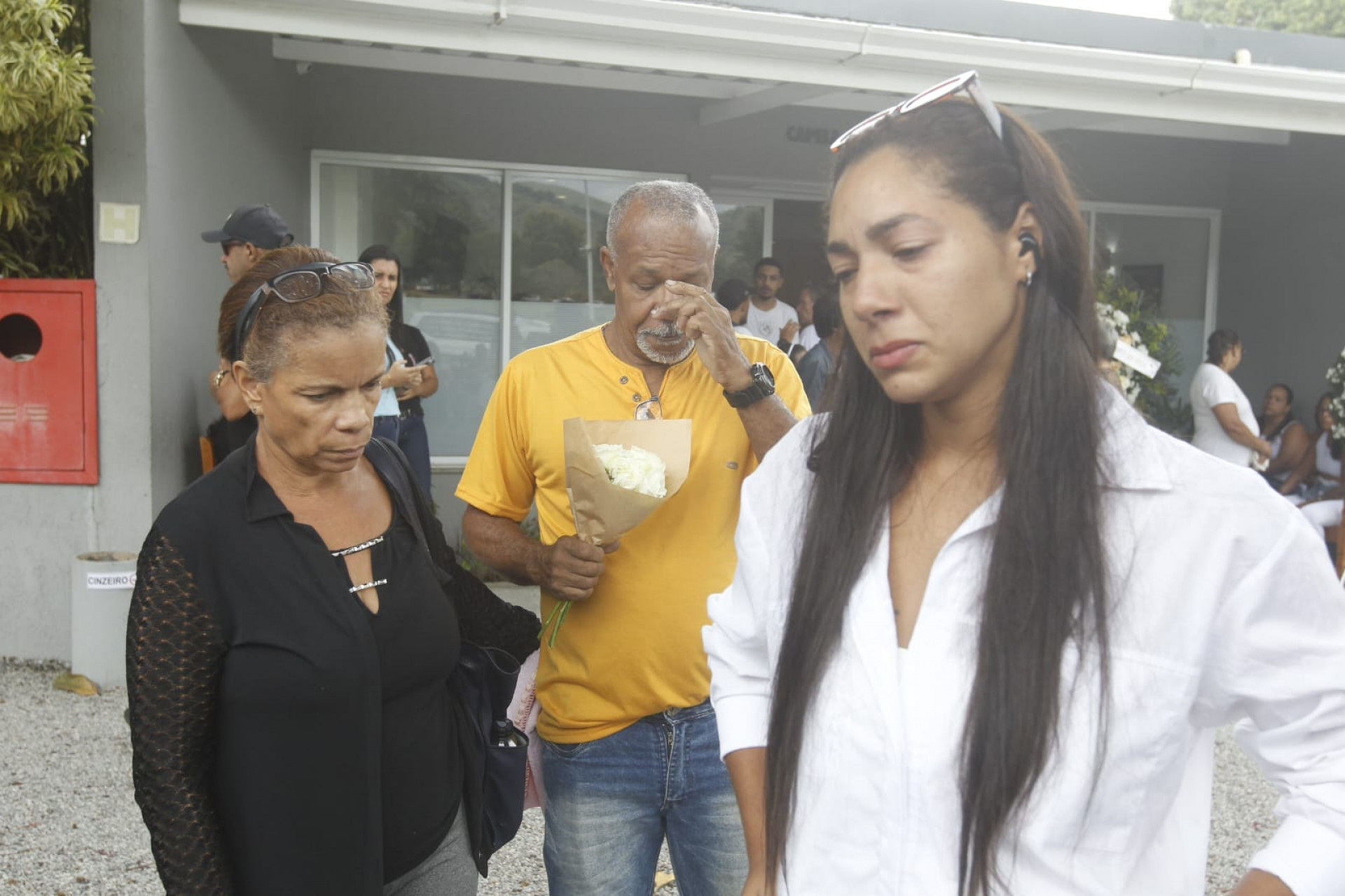 Taiane Tolentino, cunhada de Ariane, contou que a biomédica foi enterrada junto com o filho - Reginaldo Pimenta / Agência O Dia
