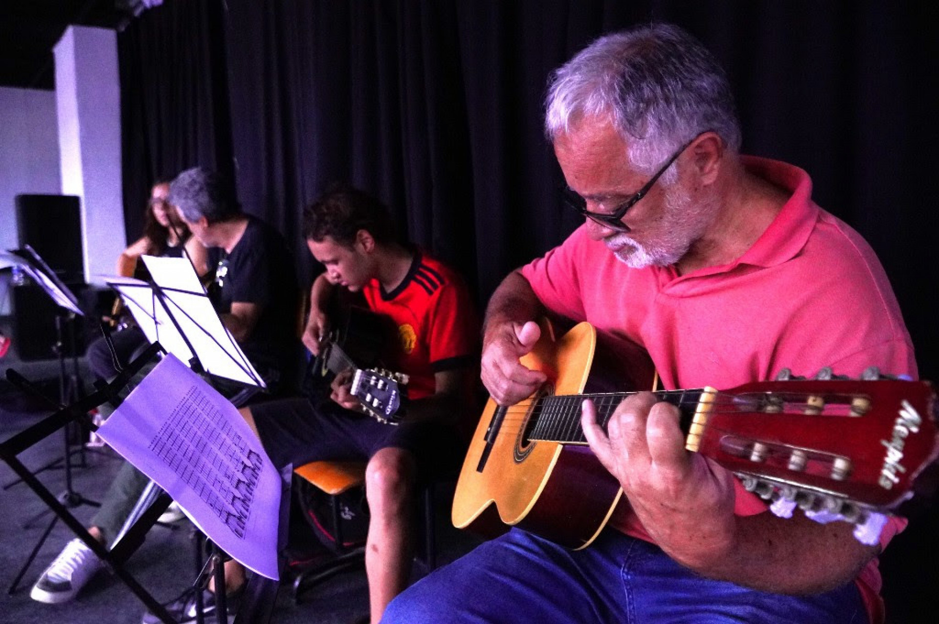 Curso de violão reúne alunos de diferentes idades no CRIA SG