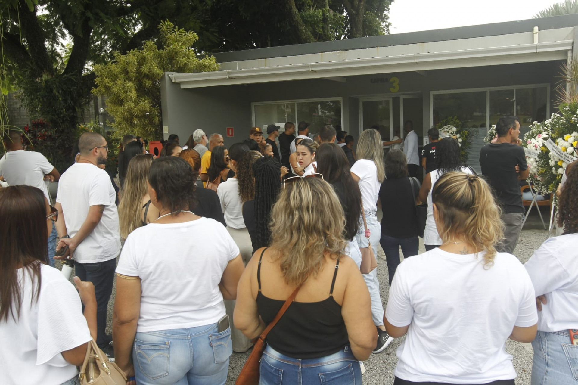 Familiares e amigos do casal prestaram últimas homenagens no Cemitério Jardim da Saudade - Reginaldo Pimenta / Agência O Dia