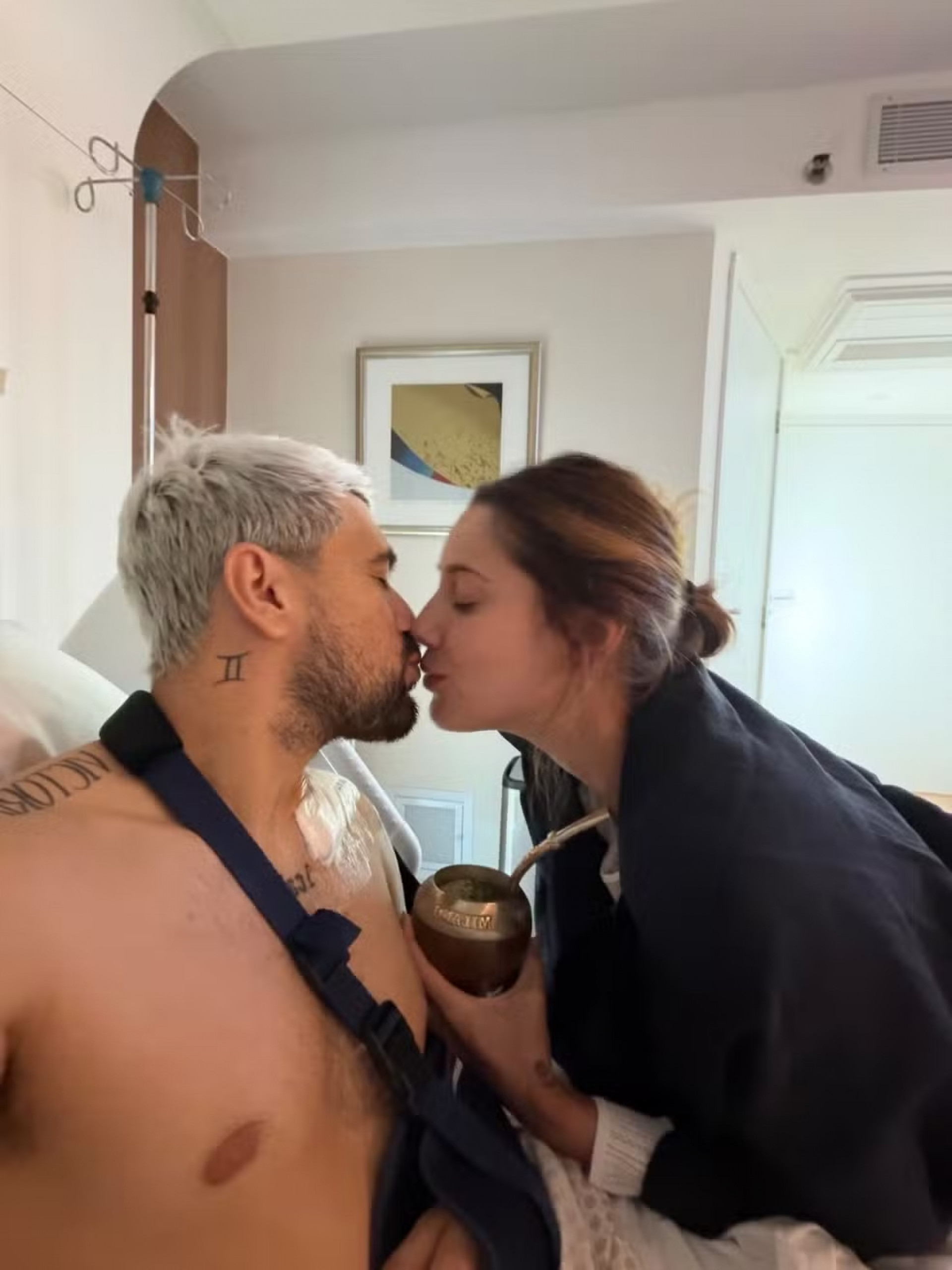 Arrascaeta publica foto com esposa no hospital - Reprodução / X @GiorgiandeA