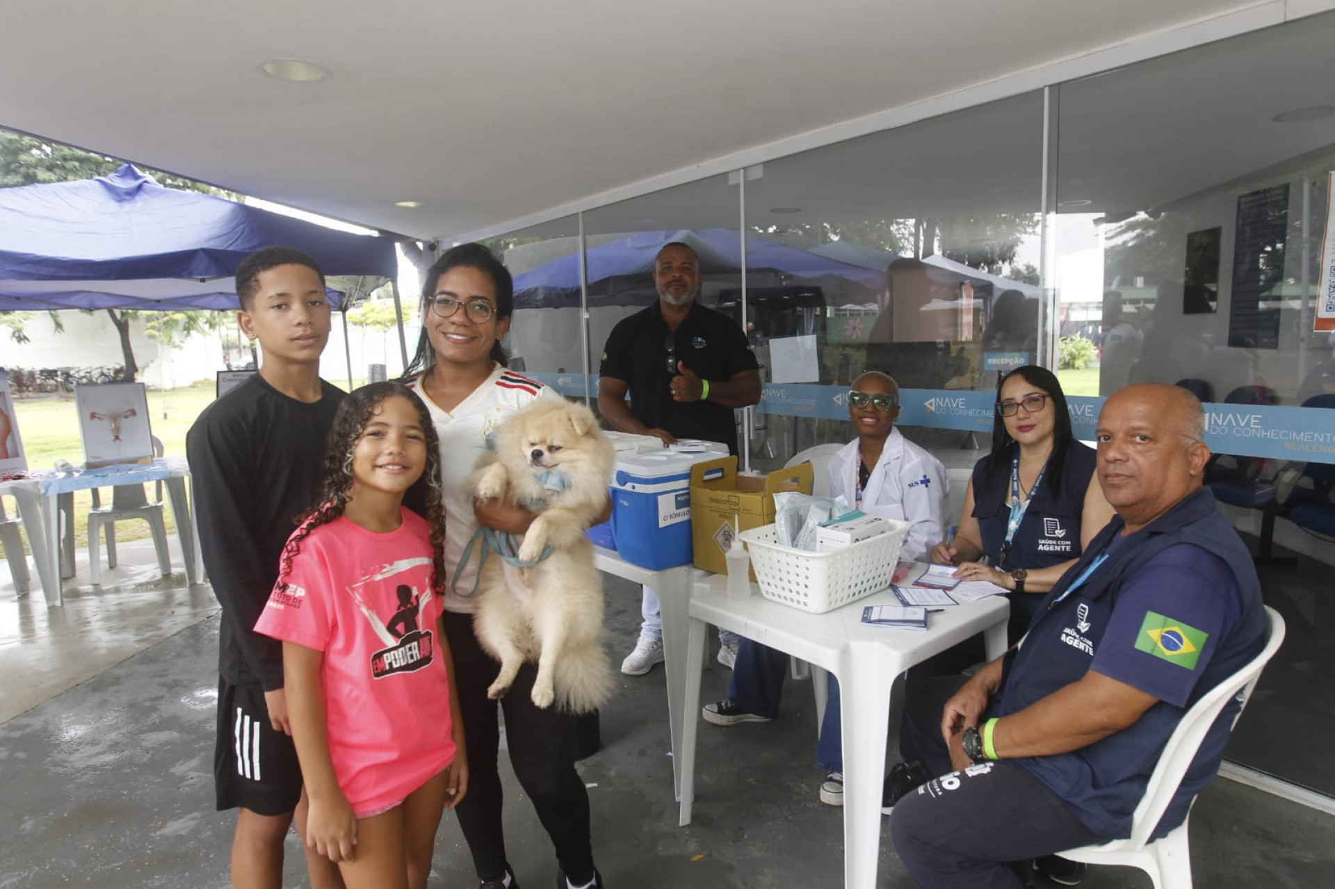 Família de Bruna Fernandes Cardoso levou a família para vacinar durante a ação - Reginaldo Pimenta / Agência O Dia