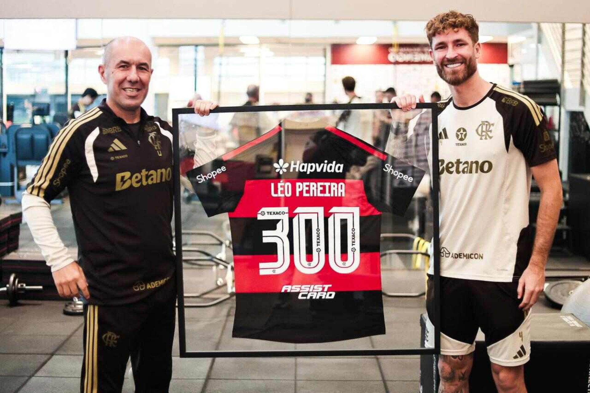 L&eacute;o Pereira recebe homenagem do Flamengo pelos 300 jogos
