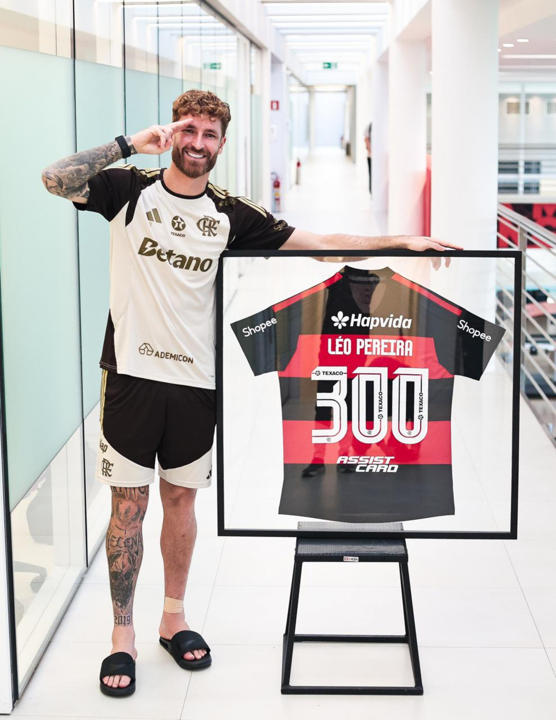 Léo Pereira recebe homenagem pelos 300 jogos disputados pelo Flamengo