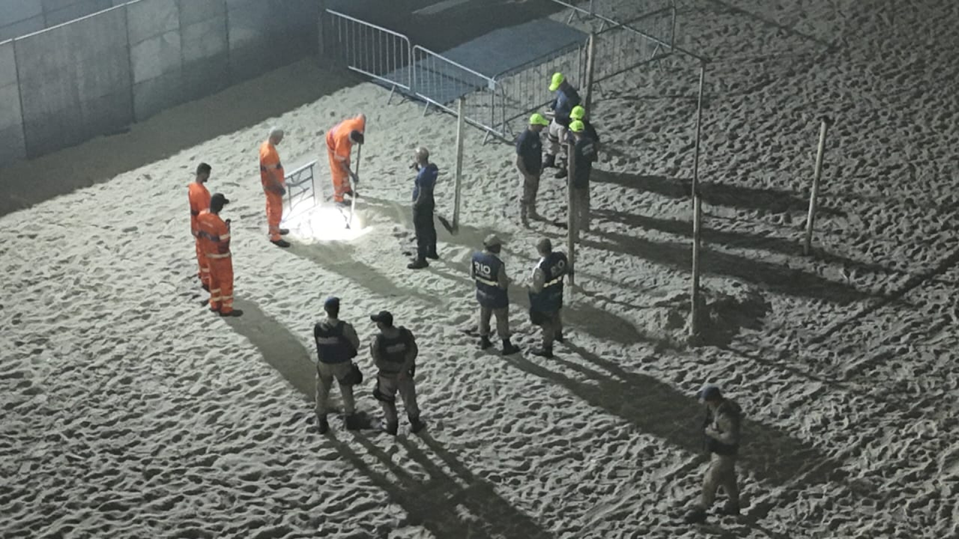 Agentes encontram garrafas escondidas na faixa de areia próximo ao palco do show da Shakira