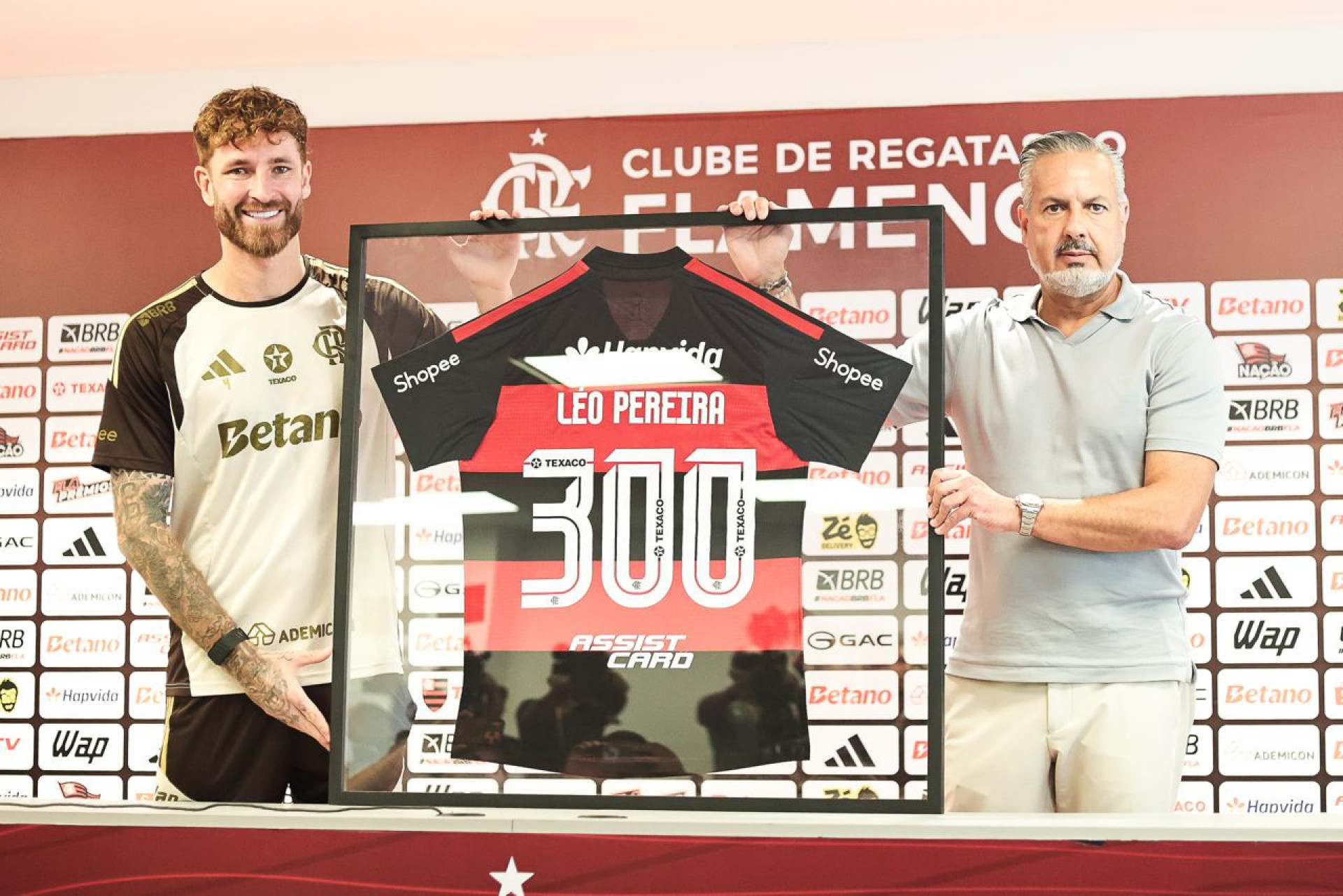 Léo Pereira recebe homenagem por completar 300 jogos pelo Flamengo