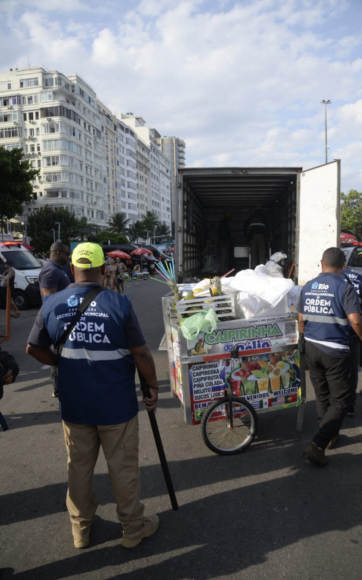 Segundo a secretaria, apenas comerciantes autorizados podem vender determinados itens na orla - Fábio Costa/SEOP