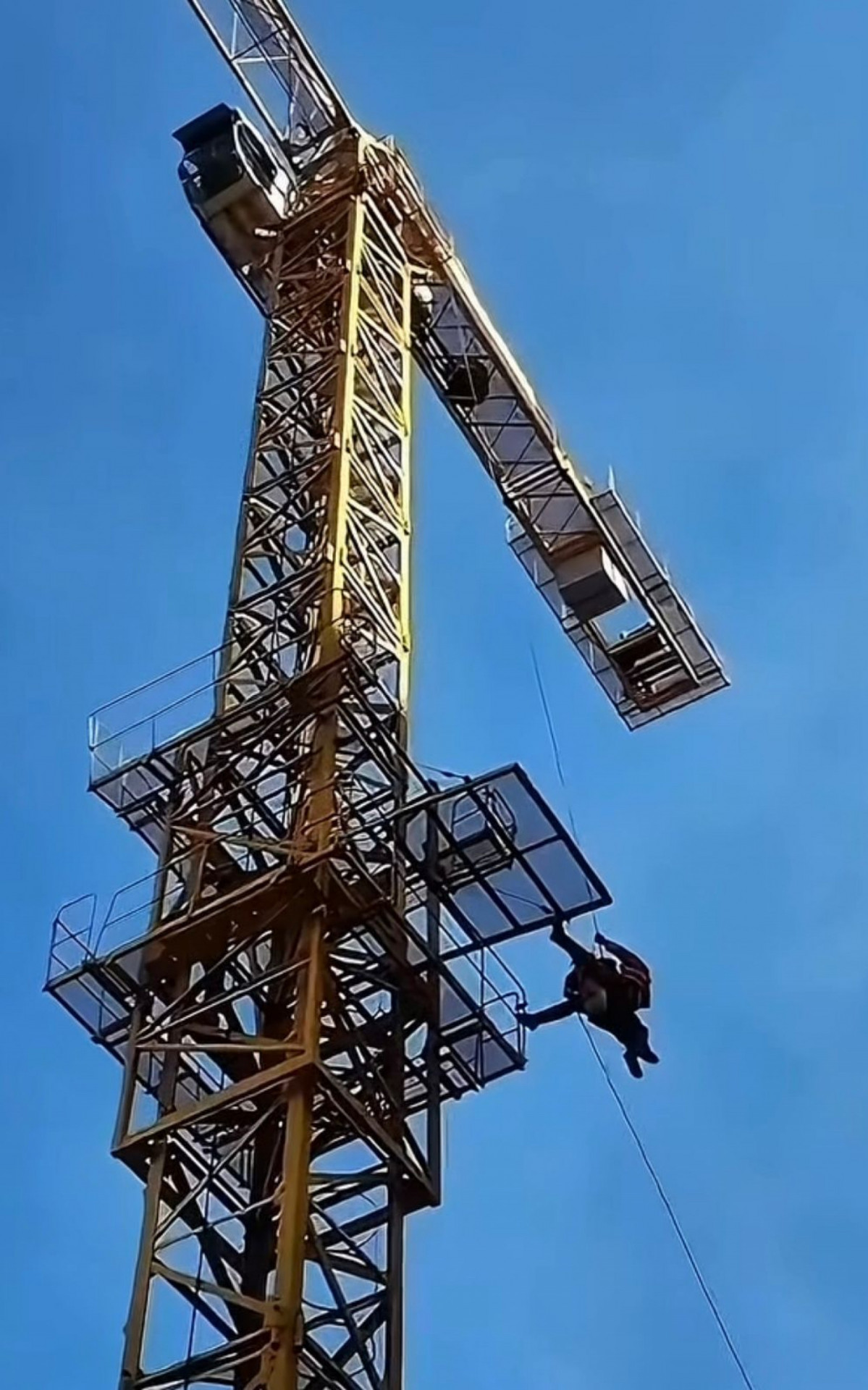 Bombeiros salvam operário que passou mal em cabine elevada na Praia de Botafogo