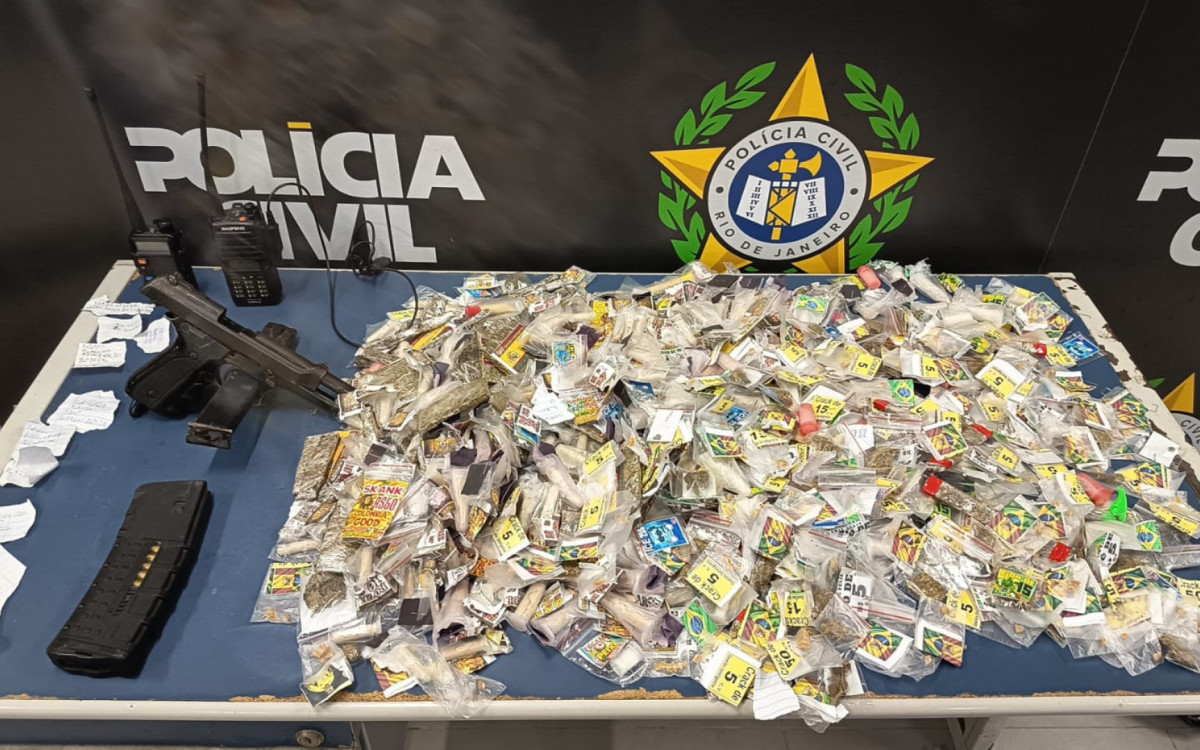 Drogas e armas apreendidas na Opera&ccedil;&atilde;o Sentinela em comunidades retomadas pelo tr&aacute;fico 