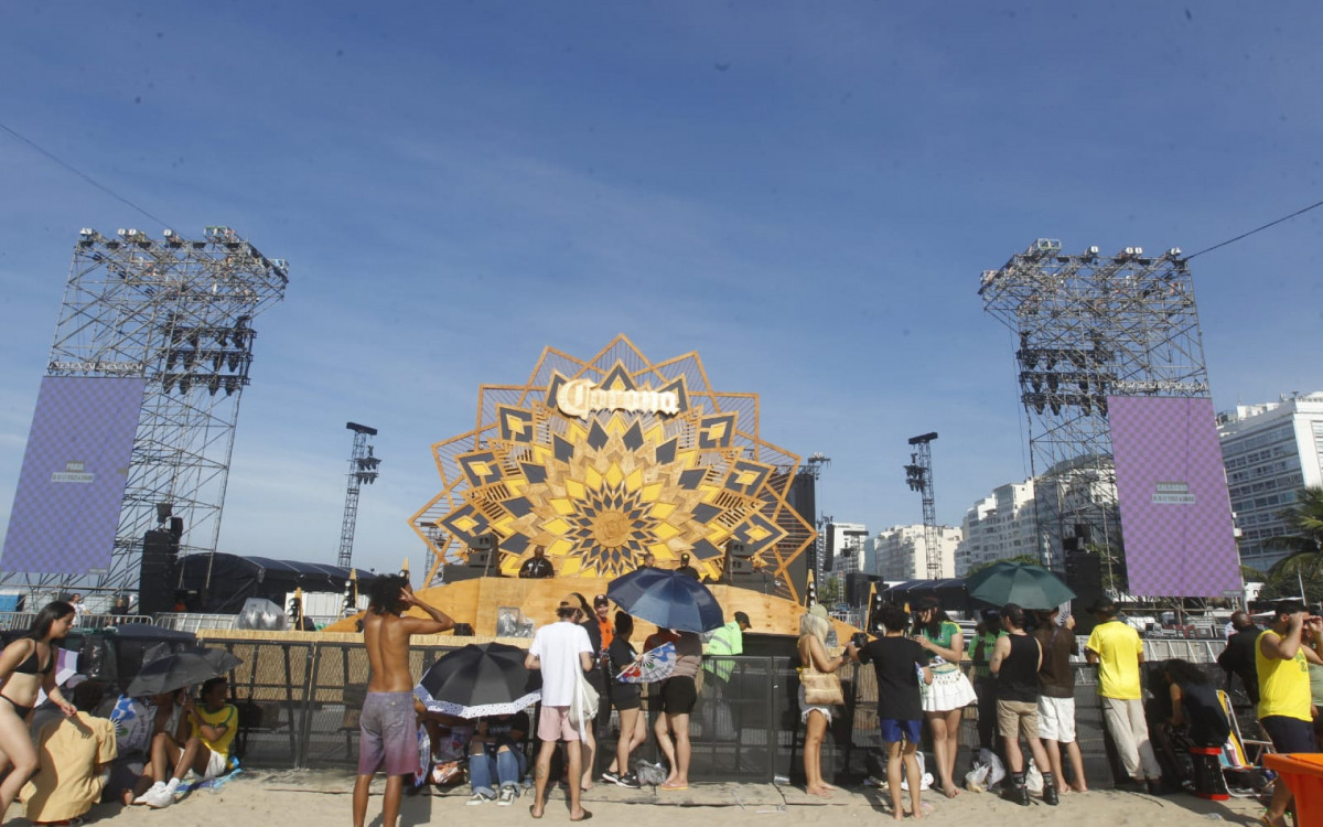 Frente do palco ficou lotada na manhã deste sábado