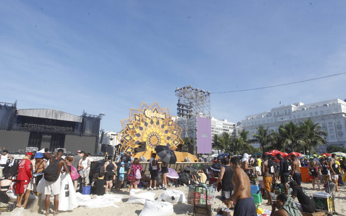 Frente do palco ficou lotada na manhã deste sábado