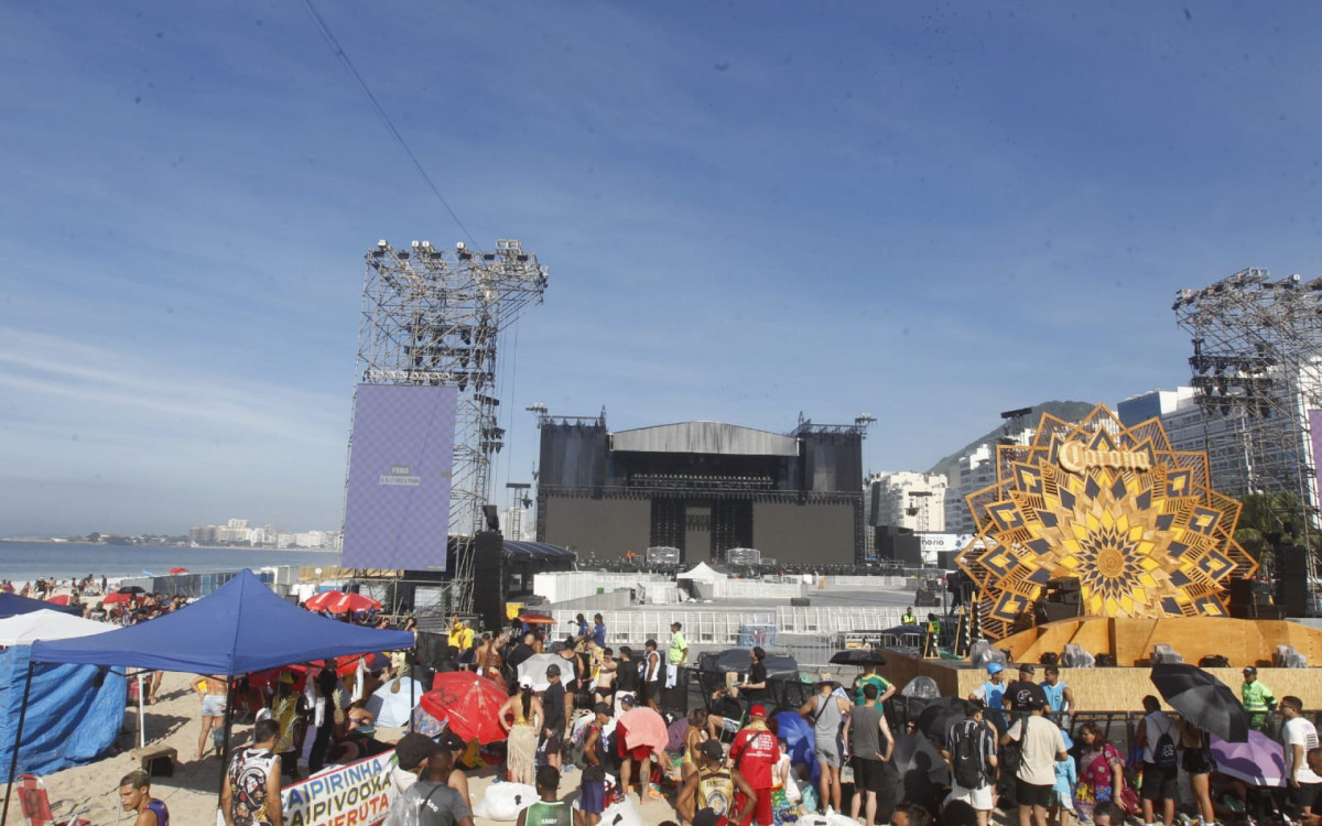 Frente do palco ficou lotada na manhã deste sábado