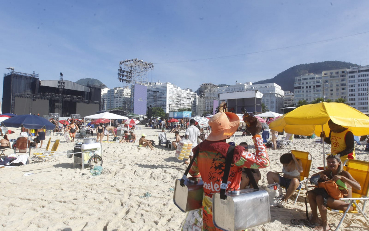 Ambulantes garantiram as vendas com a praia cheia em Copacabana