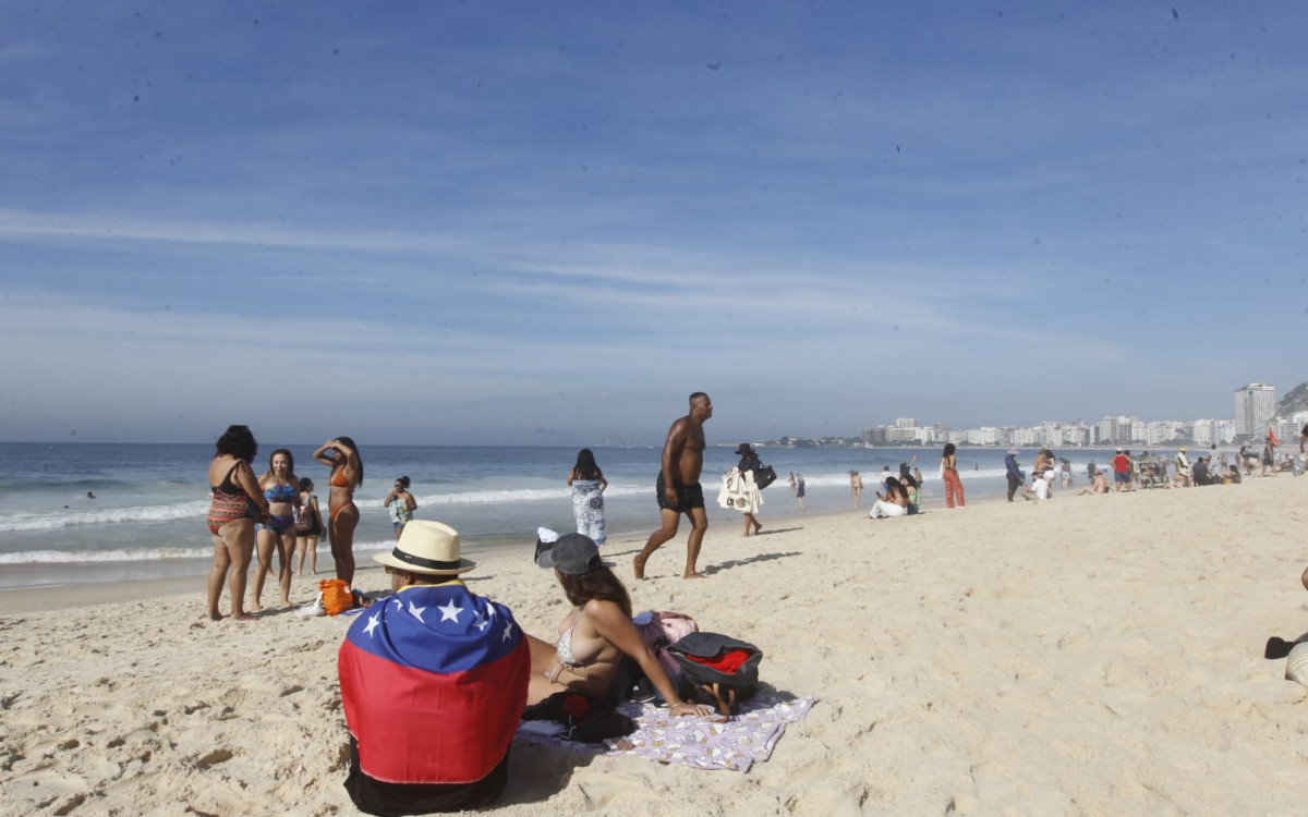 Banhistas aproveitaram o sol para curtir a Praia de Copacabana