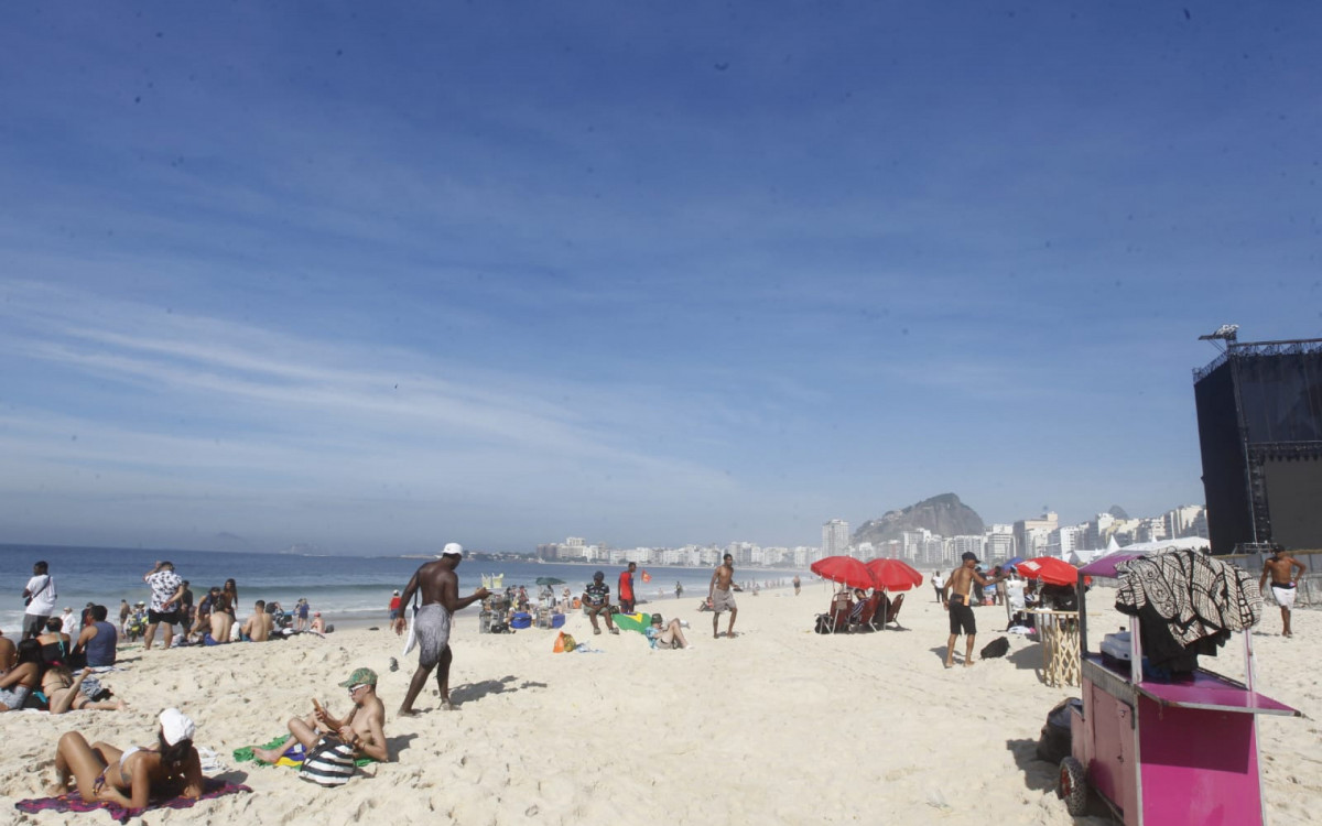 Banhistas aproveitaram o sol para curtir a Praia de Copacabana
