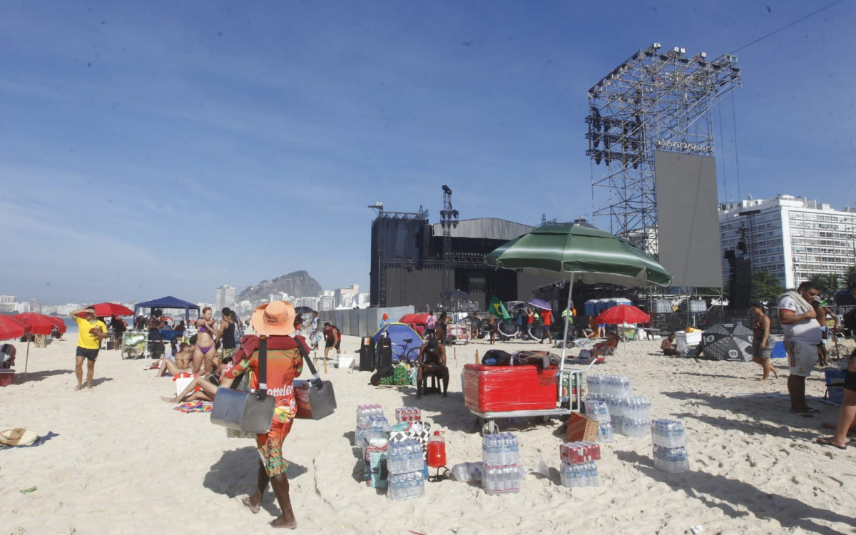 Ambulantes garantiram as vendas com a praia cheia em Copacabana