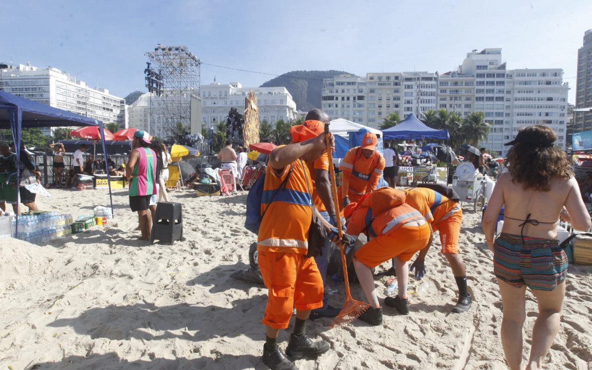 Funcionários da Comlurb limparam a Praia de Copacabana horas antes do megashow
