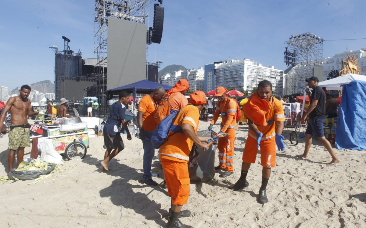 Funcionários da Comlurb limparam a Praia de Copacabana horas antes do megashow