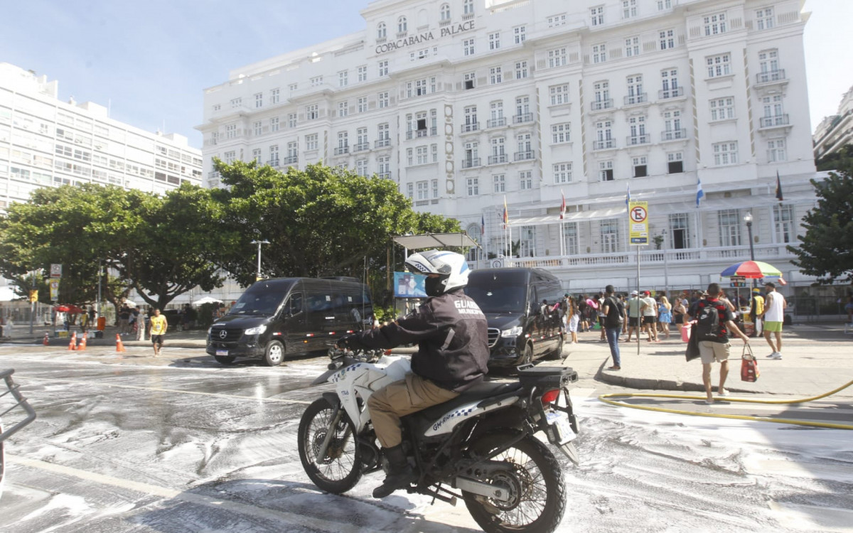Policiais realizaram patrulhamento na Praia de Copacabana