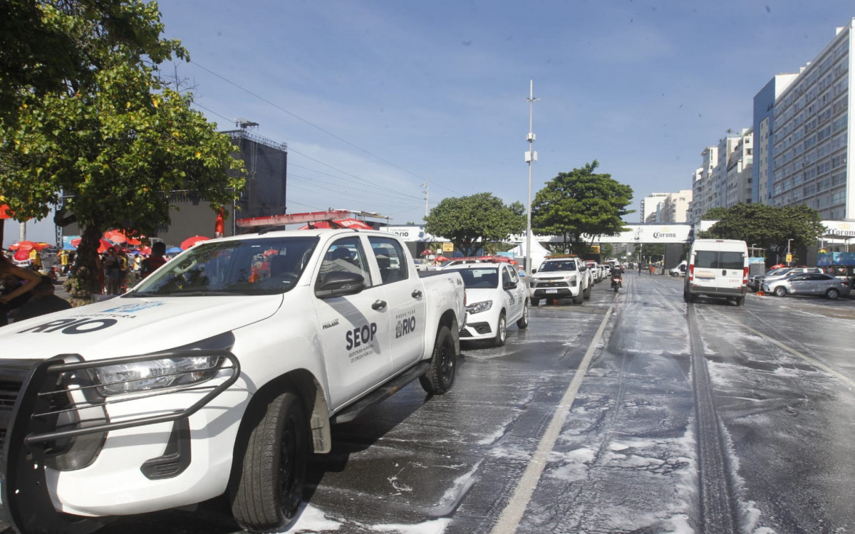Agentes da Seop realizaram ações de ordenamento na Praia de Copacabana