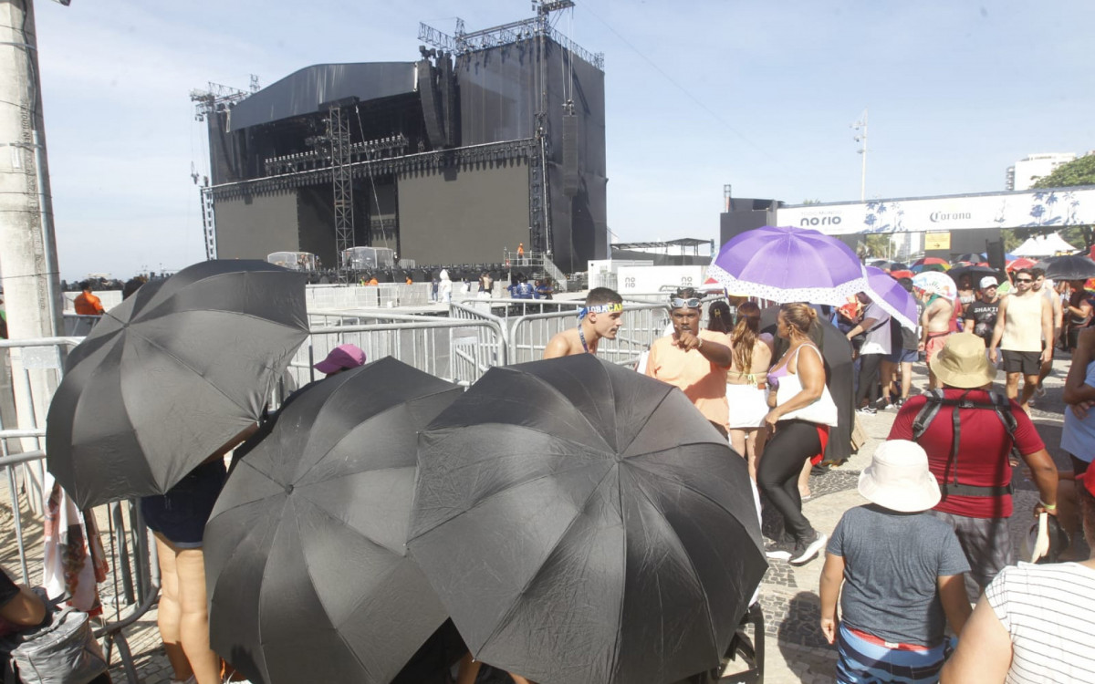Fãs se reuniram para esperar pelo show da Shakira na Praia de Copacabana