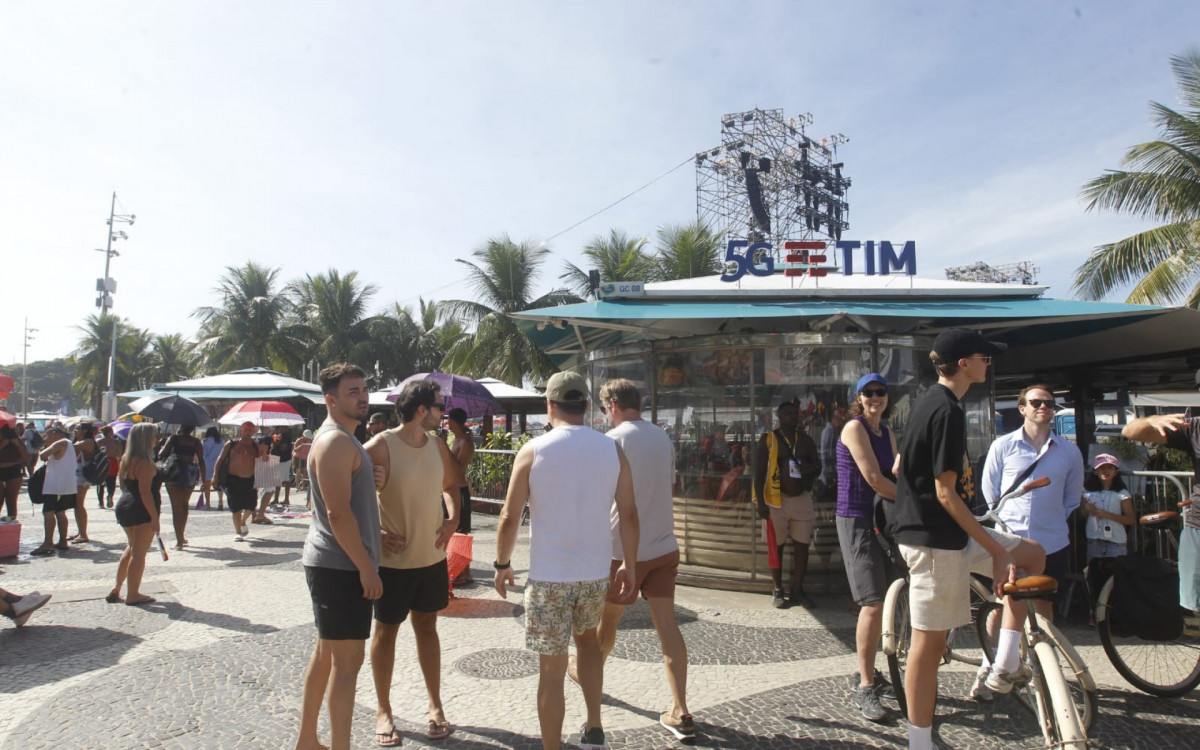 Praia de Copacabana ficou cheia na manhã deste sábado 